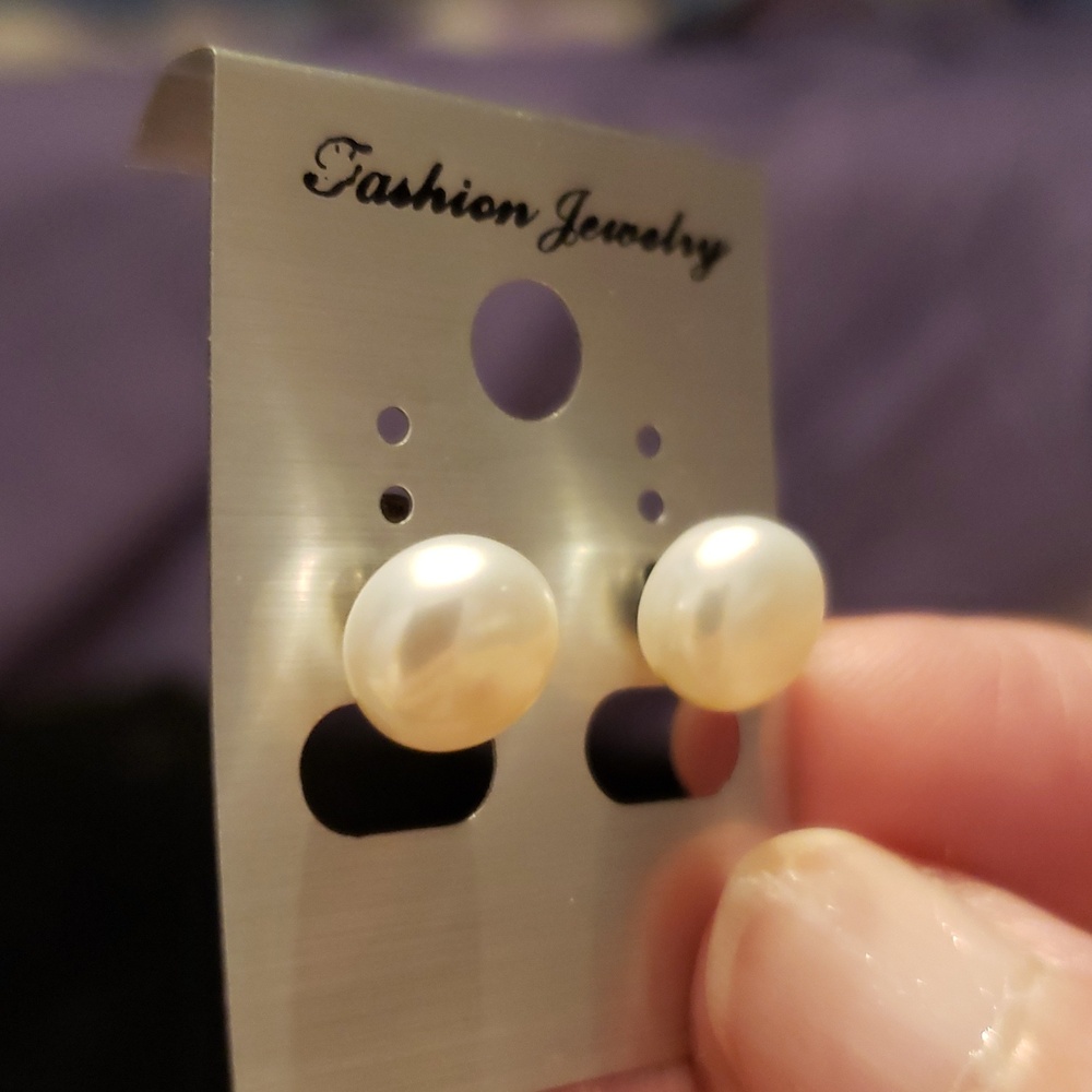 NWOT Pearl Earrings White Freshwater Cultured Button Earrings W/ Posts. Gorgeous